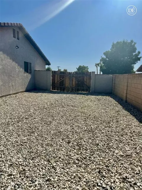 Exterior - 13375 Rincon Rd, Apple Valley, CA 92308 photo 12 of 40