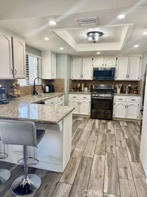 Kitchen - 13375 Rincon Rd, Apple Valley, CA 92308 photo 1 of 2
