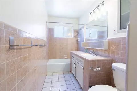 Bath - 25 Dale Ln, Redlands, CA 92373 photo 2 of 3