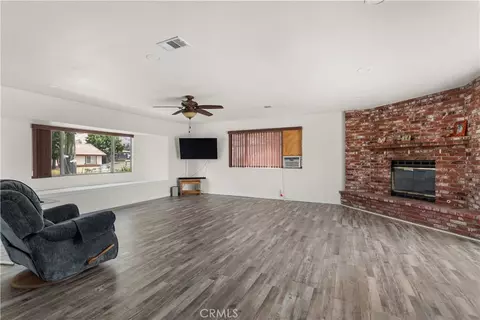 Living - 33227 Avenue D, Yucaipa, CA 92399 photo 4 of 6