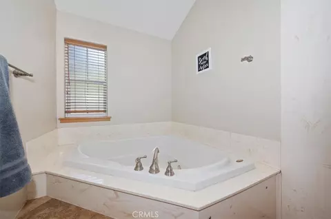 Bath - 745 Summit Blvd, Big Bear Lake, CA 92315 photo 3 of 4