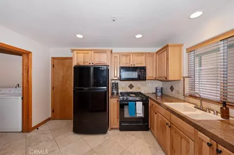 Kitchen - 745 Summit Blvd, Big Bear Lake, CA 92315 photo 4 of 4
