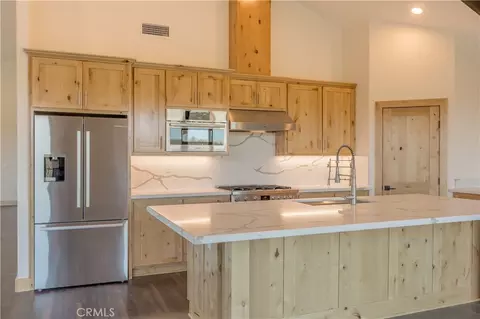 Kitchen - 851 Madera, Lake Arrowhead, CA 92352 photo 2 of 3
