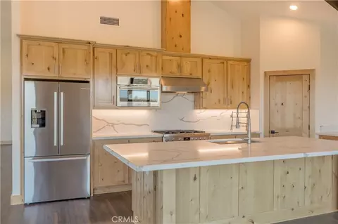 Kitchen - 851 Madera, Lake Arrowhead, CA 92352 photo 2 of 3