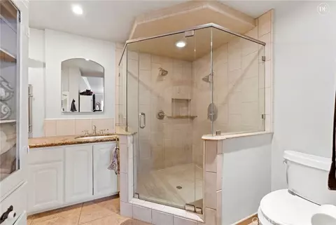 Bath - 27803 Rainbow Ln, Highland, CA 92346 photo 3 of 6