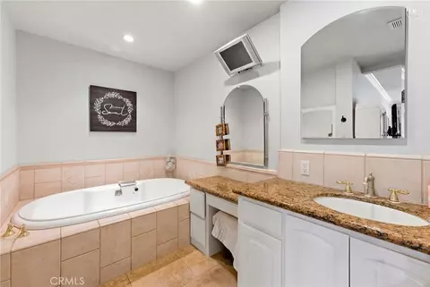 Bath - 27803 Rainbow Ln, Highland, CA 92346 photo 2 of 6