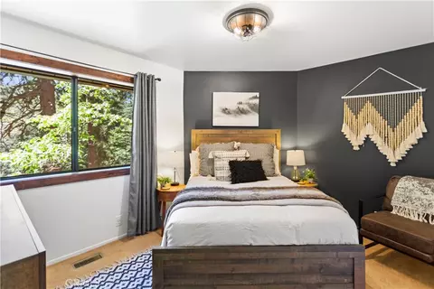 Bedroom - 26561 Thunderbird, Lake Arrowhead, CA 92352 photo 8 of 12