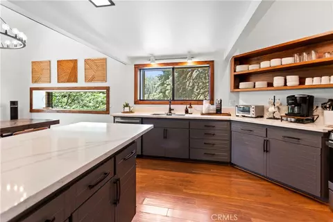 Kitchen - 26561 Thunderbird, Lake Arrowhead, CA 92352 photo 4 of 8