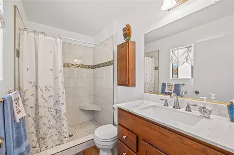 Bath - 1171 Canyon View Ln, Colton, CA 92324 photo 2 of 2
