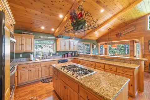 Kitchen - 301 Starlight, Big Bear Lake, CA 92315 photo 2 of 4
