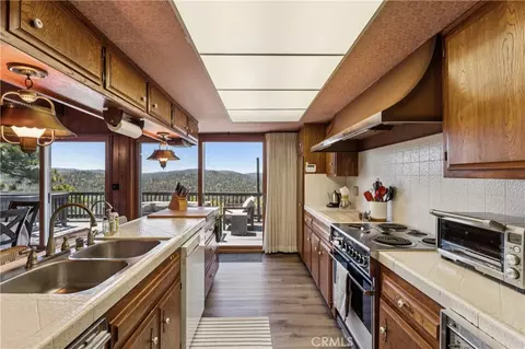 Kitchen - 26565 Kings Ct, Lake Arrowhead, CA 92352 photo 2 of 5