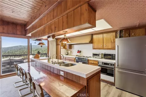 Kitchen - 26565 Kings Ct, Lake Arrowhead, CA 92352 photo 1 of 5