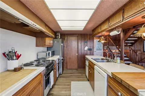 Kitchen - 26565 Kings Ct, Lake Arrowhead, CA 92352 photo 3 of 5