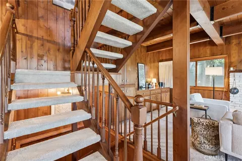 Entry Way - 26565 Kings Ct, Lake Arrowhead, CA 92352 photo 3 of 4