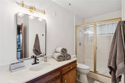 Bath - 26565 Kings Ct, Lake Arrowhead, CA 92352 photo 3 of 4