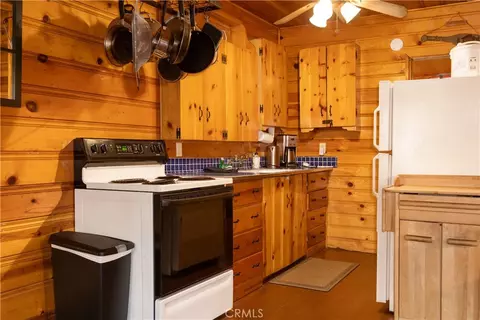 Kitchen - 796 Silver Tip Dr, Big Bear Lake, CA 92315 photo 3 of 5