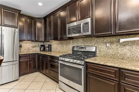 Kitchen - 28575 Cherokee Rose, Highland, CA 92346 photo 3 of 4