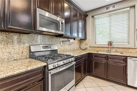 Kitchen - 28575 Cherokee Rose, Highland, CA 92346 photo 4 of 4
