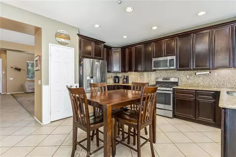Kitchen - 28575 Cherokee Rose, Highland, CA 92346 photo 2 of 4