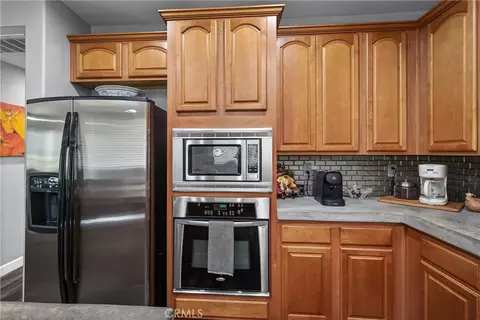 Kitchen - 2155 Larimore Ln, Mentone, CA 92359 photo 4 of 4