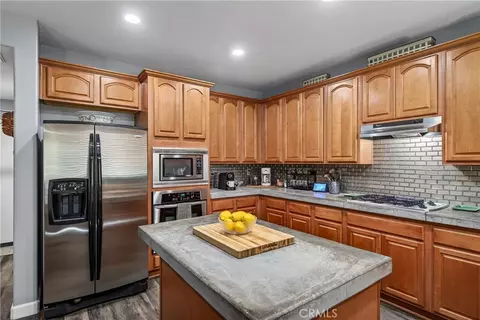 Kitchen - 2155 Larimore Ln, Mentone, CA 92359 photo 2 of 4