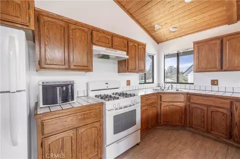 Kitchen - 2115 State Ln, Big Bear City, CA 92314 photo 2 of 3