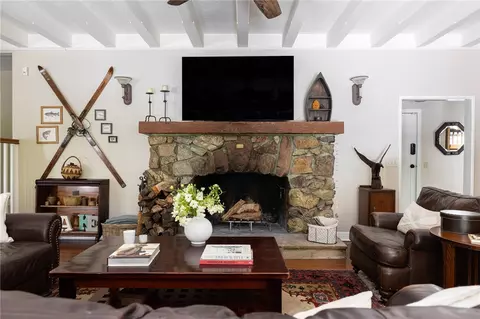Living - 27844 Greenway Dr, Lake Arrowhead, CA 92352 photo 3 of 5