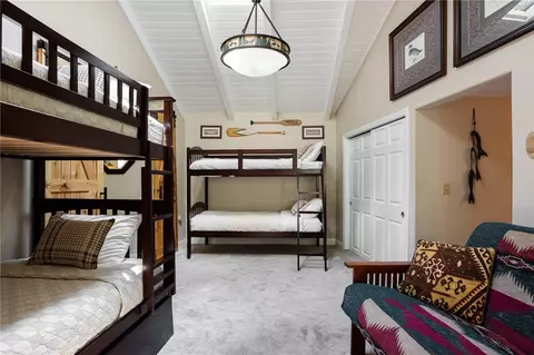 Bedroom - 27844 Greenway Dr, Lake Arrowhead, CA 92352 photo 3 of 9