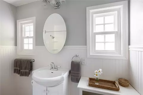 Bath - 27844 Greenway Dr, Lake Arrowhead, CA 92352 photo 2 of 3