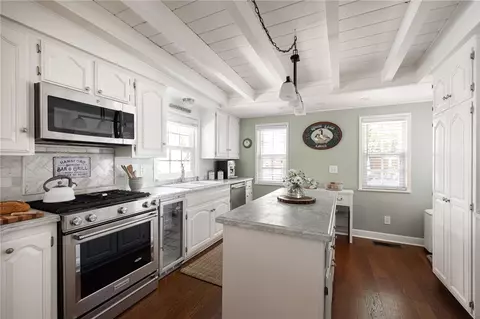 Kitchen - 27844 Greenway Dr, Lake Arrowhead, CA 92352 photo 2 of 4