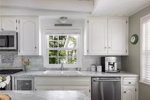 Kitchen - 27844 Greenway Dr, Lake Arrowhead, CA 92352 photo 3 of 4