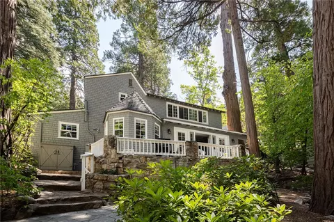27844 Greenway Dr, Lake Arrowhead, CA 92352