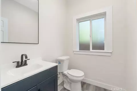 Bath - 2723 Iris St, Riverside, CA 92507 photo 4 of 4