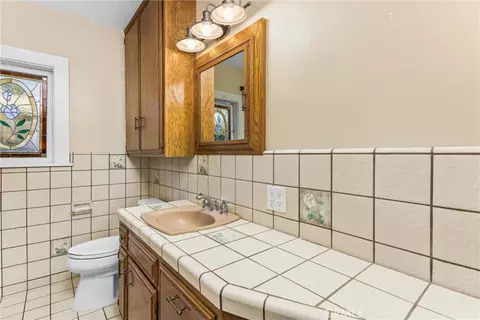 Bath - 618 Cypress Cir, Redlands, CA 92373 photo 1 of 2