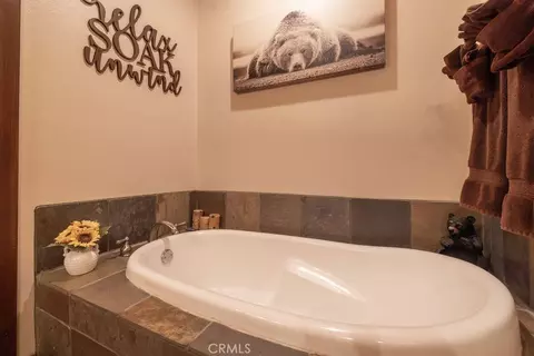 Bath - 643 Cedar Gln, Big Bear City, CA 92314 photo 4 of 6
