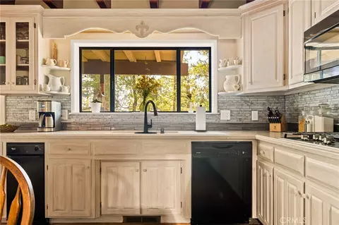 Kitchen - 31071 Mountain Oak, Running Springs, CA 92382 photo 1 of 4