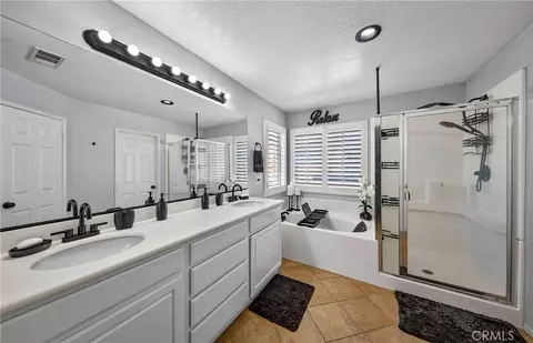 Bath - 1464 Granada Way, Perris, CA 92571 photo 2 of 4