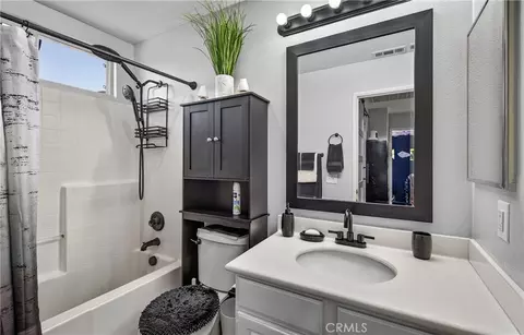 Bath - 1464 Granada Way, Perris, CA 92571 photo 4 of 4