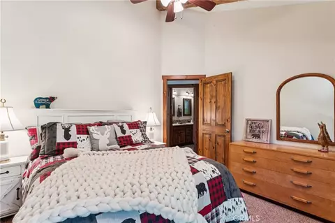 Bedroom - 830 Zurich Dr, Lake Arrowhead, CA 92352 photo 4 of 6