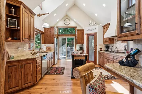 Kitchen - 830 Zurich Dr, Lake Arrowhead, CA 92352 photo 1 of 5
