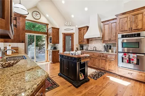 Kitchen - 830 Zurich Dr, Lake Arrowhead, CA 92352 photo 4 of 5