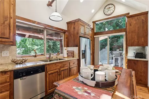 Kitchen - 830 Zurich Dr, Lake Arrowhead, CA 92352 photo 3 of 5