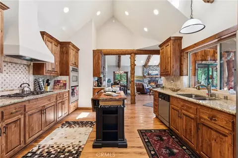 Kitchen - 830 Zurich Dr, Lake Arrowhead, CA 92352 photo 2 of 5