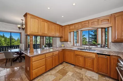 Kitchen - 26077 Walnut Hls, Lake Arrowhead, CA 92352 photo 4 of 4