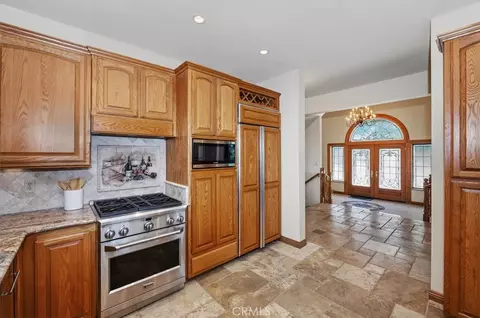Entry Way - 26077 Walnut Hls, Lake Arrowhead, CA 92352 photo 2 of 4