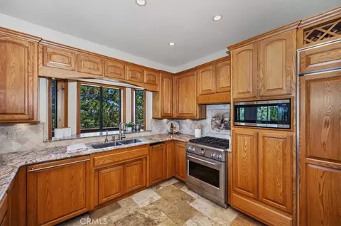 Kitchen - 26077 Walnut Hls, Lake Arrowhead, CA 92352 photo 3 of 4