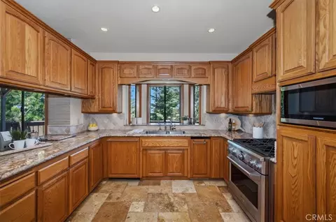 Kitchen - 26077 Walnut Hls, Lake Arrowhead, CA 92352 photo 2 of 4
