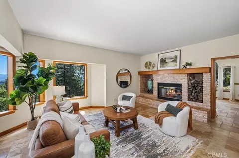 Living - 26077 Walnut Hls, Lake Arrowhead, CA 92352 photo 5 of 5