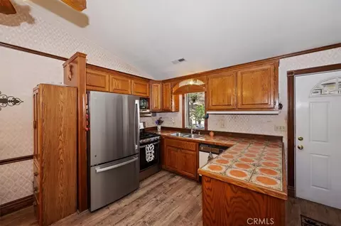 Kitchen - 32988 Arrowbear Dr, Arrowbear Lake, CA 92382 photo 1 of 3