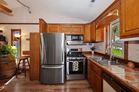 Kitchen - 32988 Arrowbear Dr, Arrowbear Lake, CA 92382 photo 3 of 3